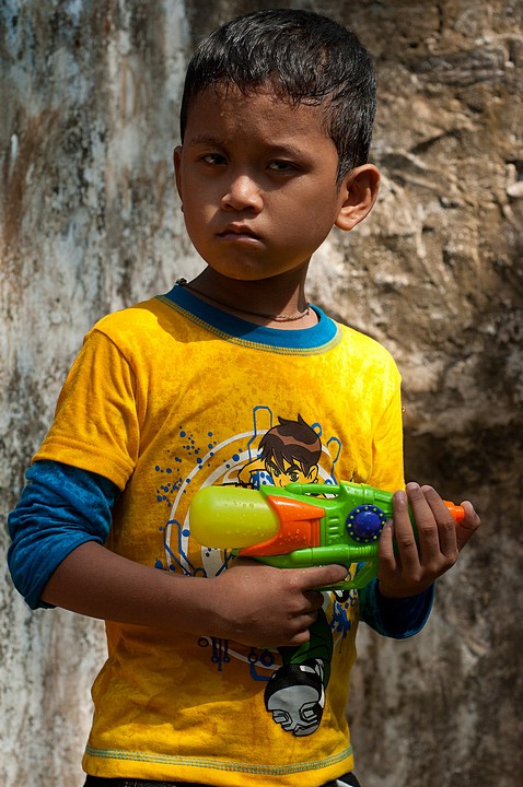 Cox's Bazar, Bangladesz: Rakhine Water Festival - chłopiec z pistoletem na wodę (Indie i Bangladesz 2010 - imprezy masowe i inne śluby)